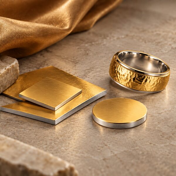 Feingold auf Silber mit Ornamentik