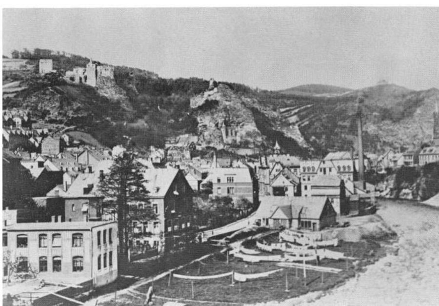Blick über Oberstein an der Nahe um 1900: dichte Wohn- und Fabrikbebauung vor dem Burgfelsen