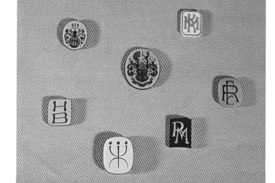 Sieben geschnittene Siegelsteine mit Wappen und verschlungenen Monogrammen