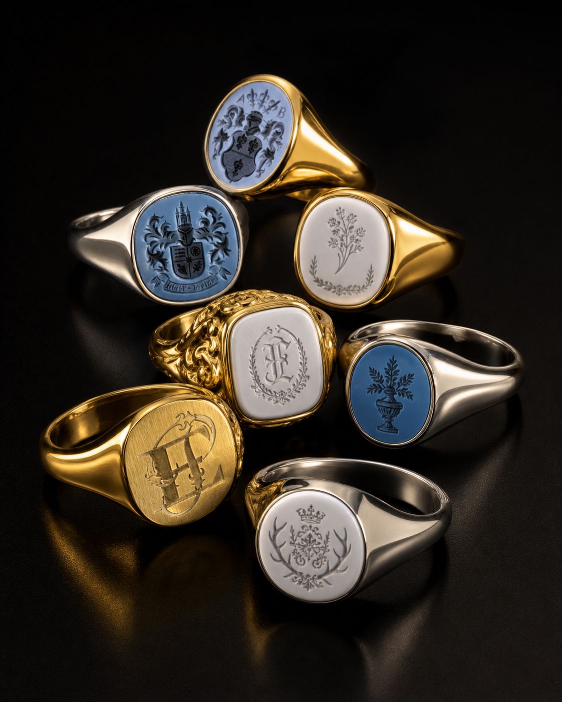 Siegelring-Modelle mit Wappen- und Monogramm-Gravuren in Gold und Silber
